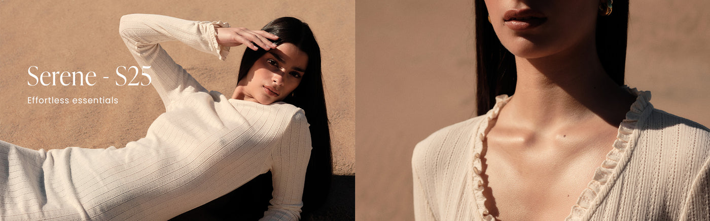 En modell ligger i en ribbet, kremhvit "Almond White Pointelle Beach Dress" på en sandfarget bakgrunn ved stranden i et varmt og solrikt miljø. Banneret inneholder også teksten "Serene - S25" og "Effortless essentials".