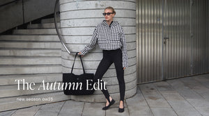 Modell iført Pepita Waterproof Anorak og Black Sense Stirrup Tights, stylet med solbriller og Black Waterproof Apparel Tote Bag.
